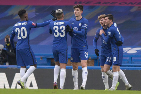 皇马本泽马梅开二度助球队获胜