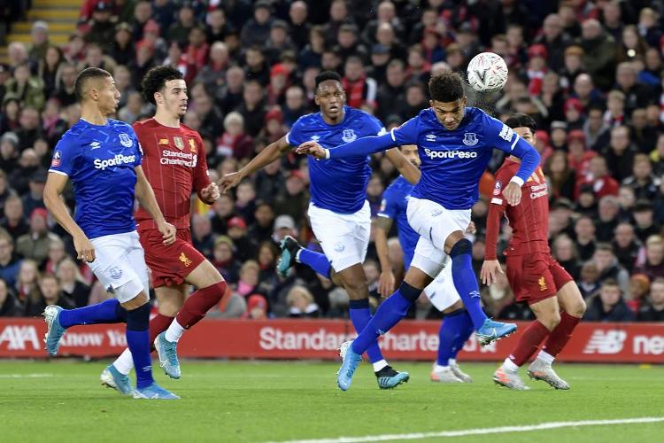 詹姆斯关键上篮锁定胜利