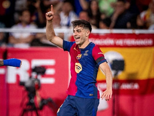 同一天绝代双骄各进一球！以下是媒体对C罗和梅西的...